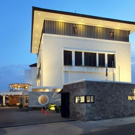 Helios Hotel & Convention Watampone Extérieur photo